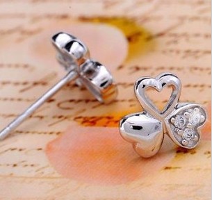 Fashionable silver earring